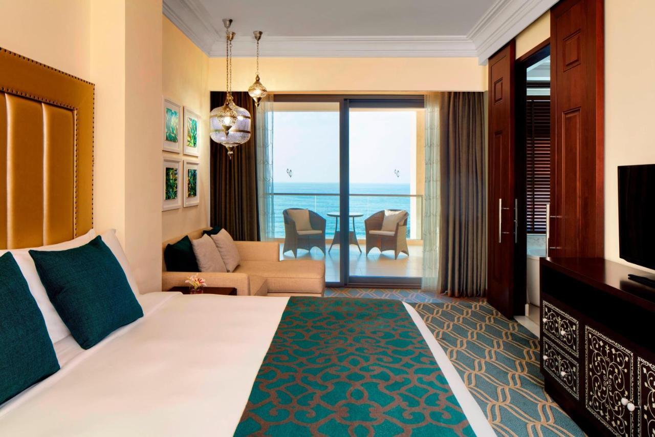 อัจมัน ซารัย อะ ลักชัวรี คอลเลคชั่น รีสอร์ต อัจมัน Hotel อัจมาน ภายนอก รูปภาพ A guest room at the Jumeirah Beach Hotel