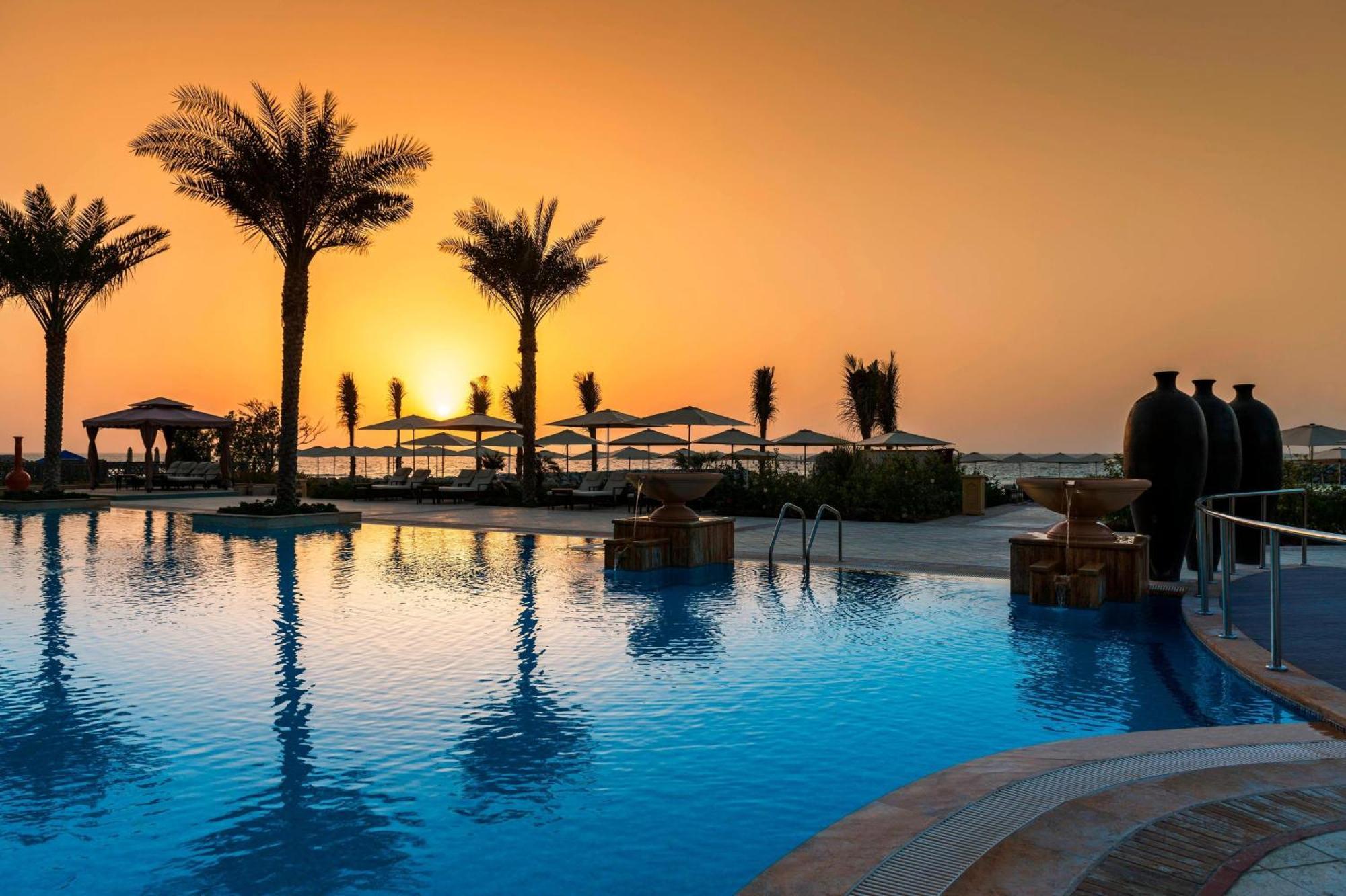 อัจมัน ซารัย อะ ลักชัวรี คอลเลคชั่น รีสอร์ต อัจมัน Hotel อัจมาน ภายนอก รูปภาพ The pool at the resort