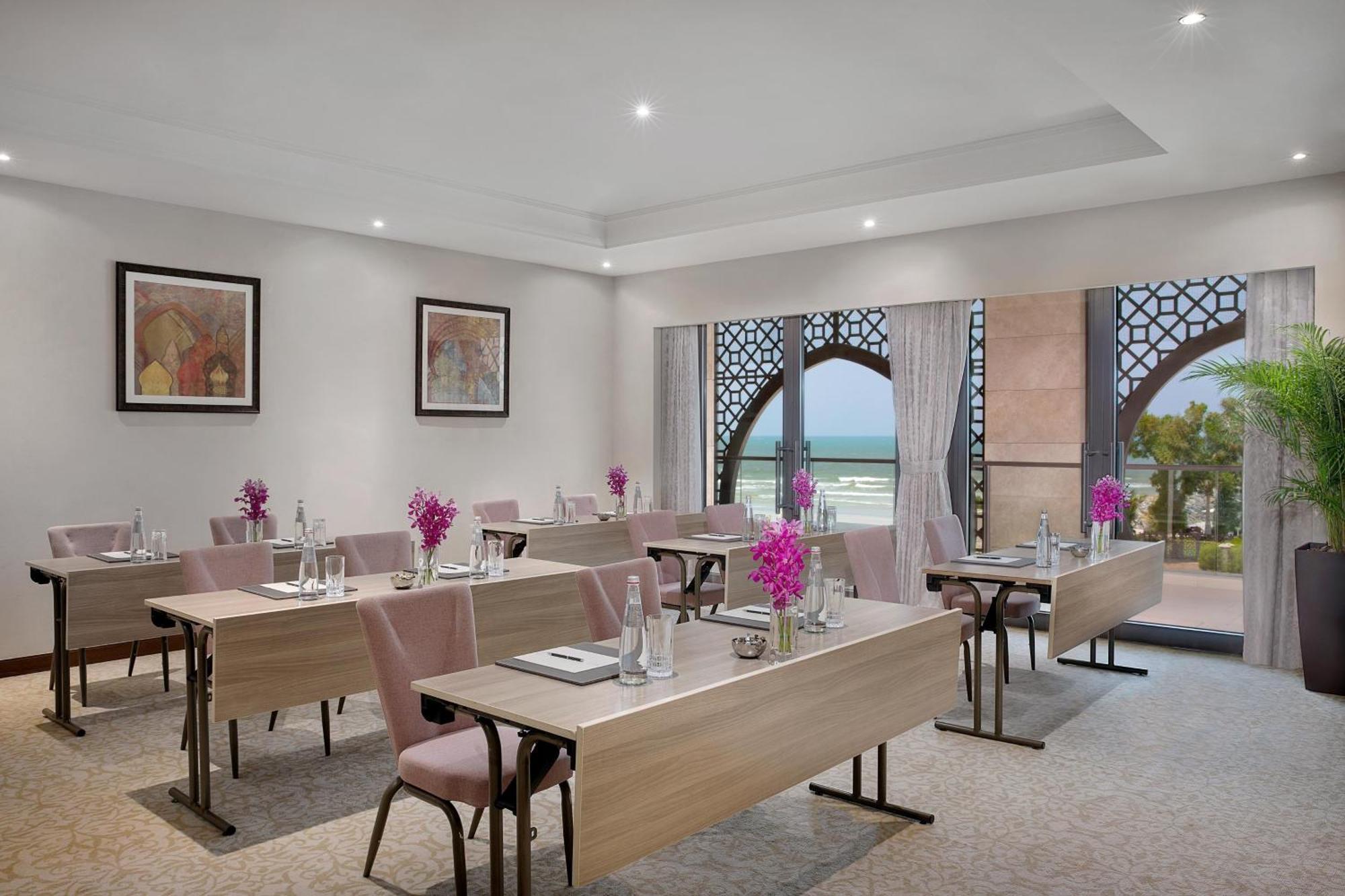 อัจมัน ซารัย อะ ลักชัวรี คอลเลคชั่น รีสอร์ต อัจมัน Hotel อัจมาน ภายนอก รูปภาพ Meeting room