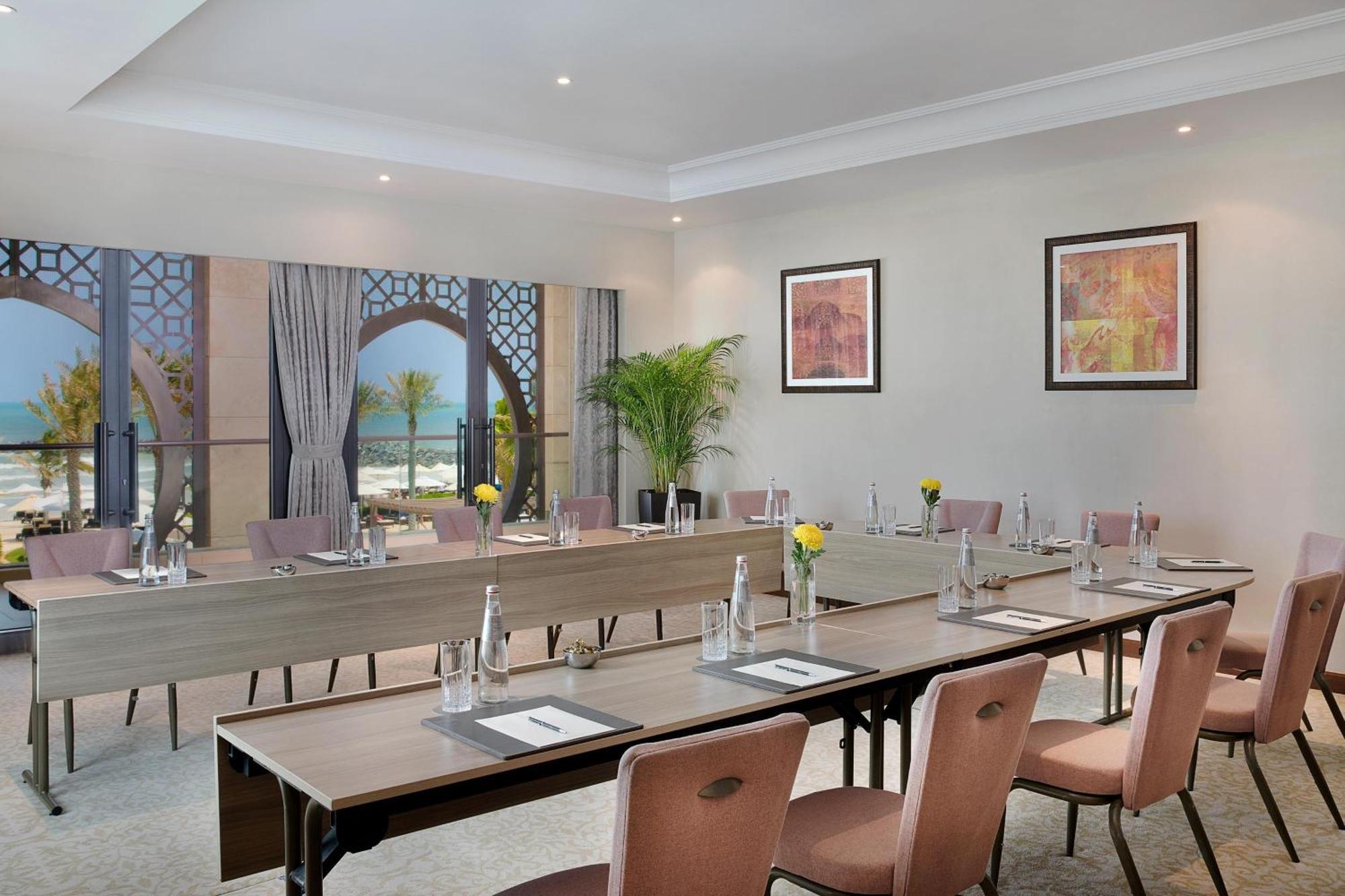อัจมัน ซารัย อะ ลักชัวรี คอลเลคชั่น รีสอร์ต อัจมัน Hotel อัจมาน ภายนอก รูปภาพ Meeting room