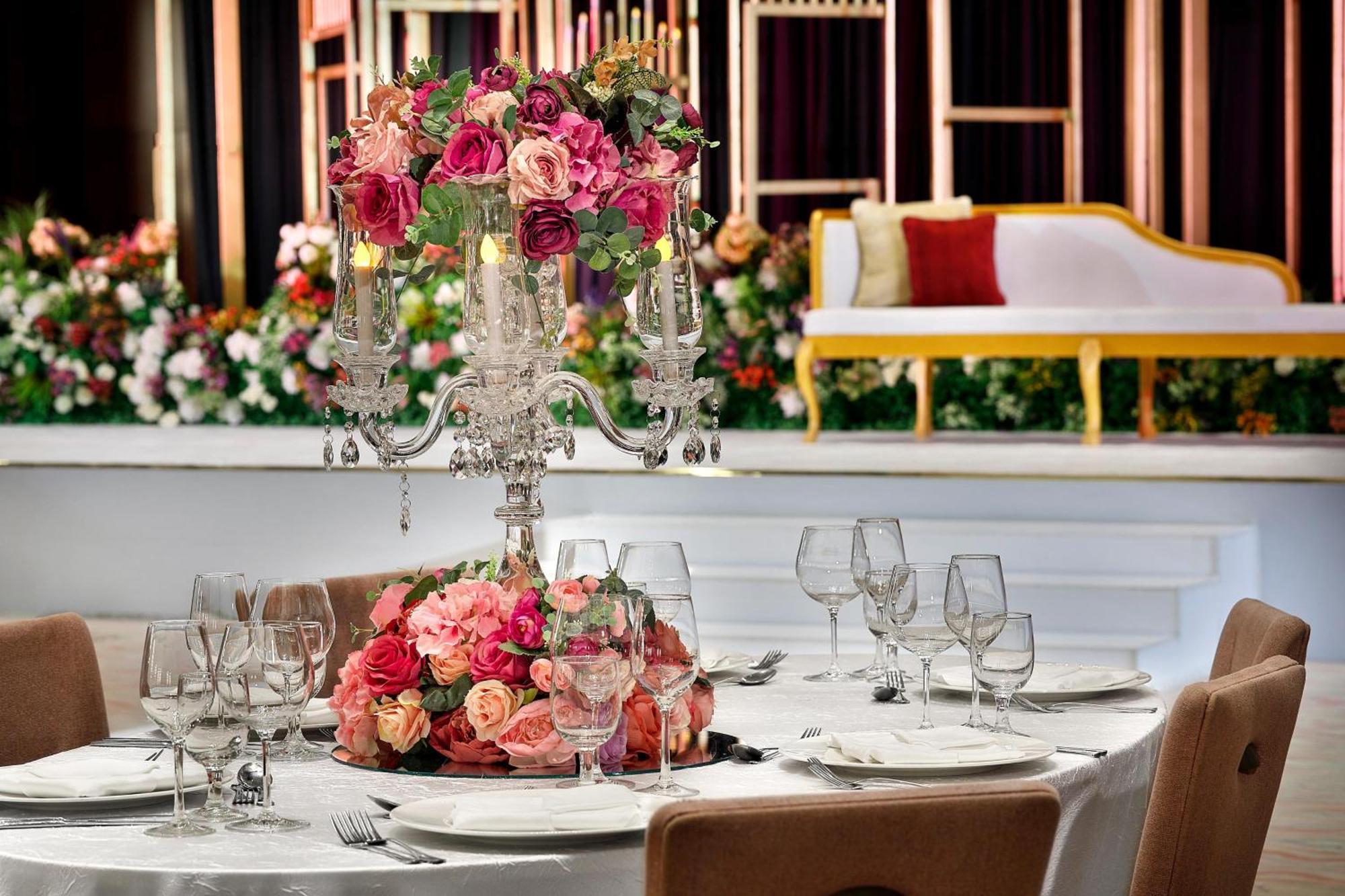 อัจมัน ซารัย อะ ลักชัวรี คอลเลคชั่น รีสอร์ต อัจมัน Hotel อัจมาน ภายนอก รูปภาพ A table set for a wedding reception