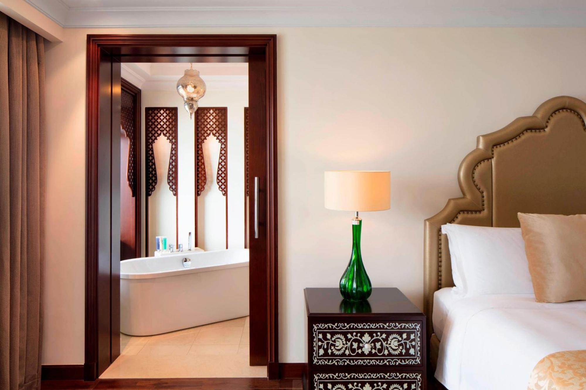 อัจมัน ซารัย อะ ลักชัวรี คอลเลคชั่น รีสอร์ต อัจมัน Hotel อัจมาน ภายนอก รูปภาพ A bedroom at the Taj Mahal Palace