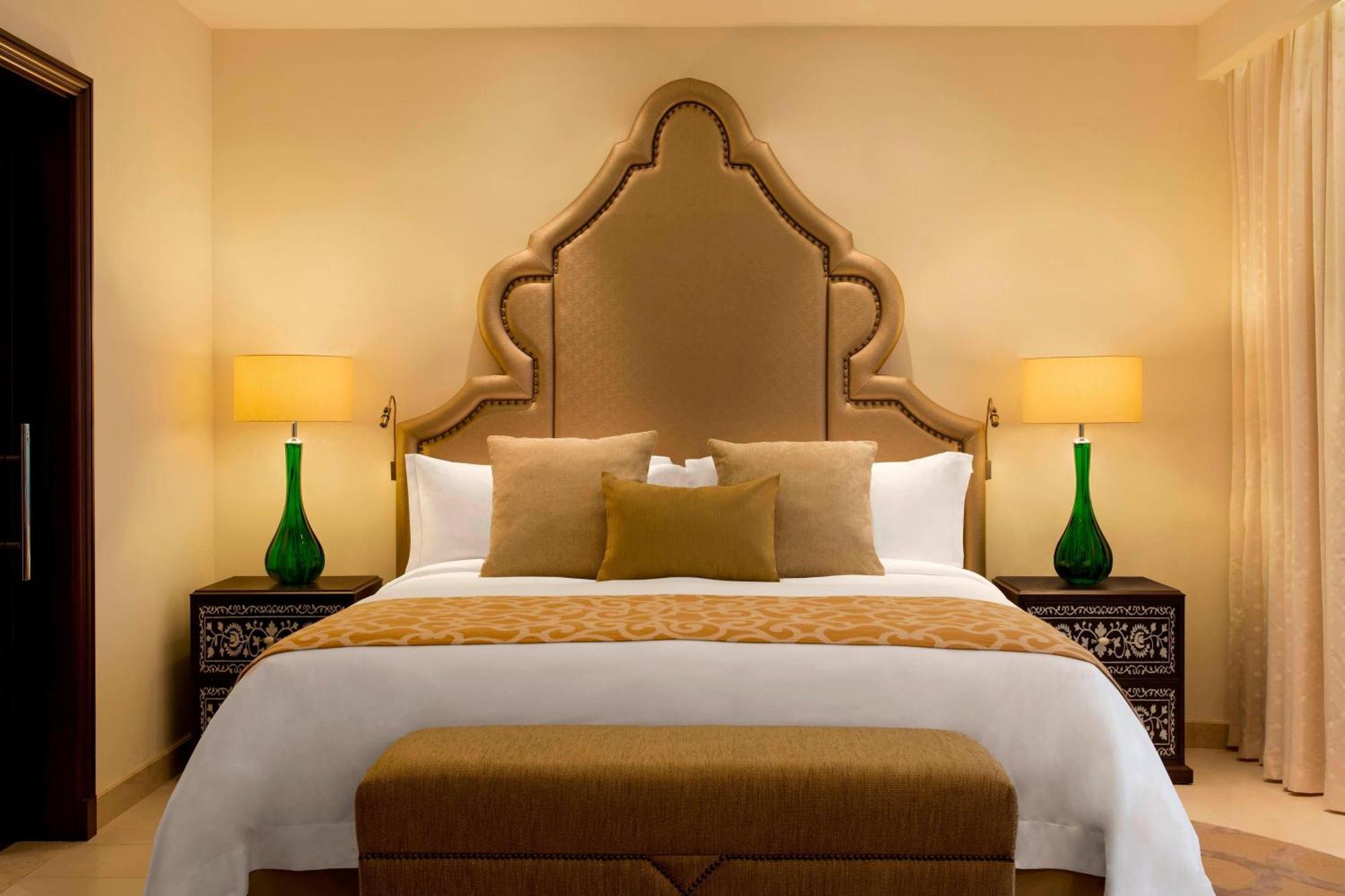 อัจมัน ซารัย อะ ลักชัวรี คอลเลคชั่น รีสอร์ต อัจมัน Hotel อัจมาน ภายนอก รูปภาพ A bedroom at the Ritz-Carlton, DIFC