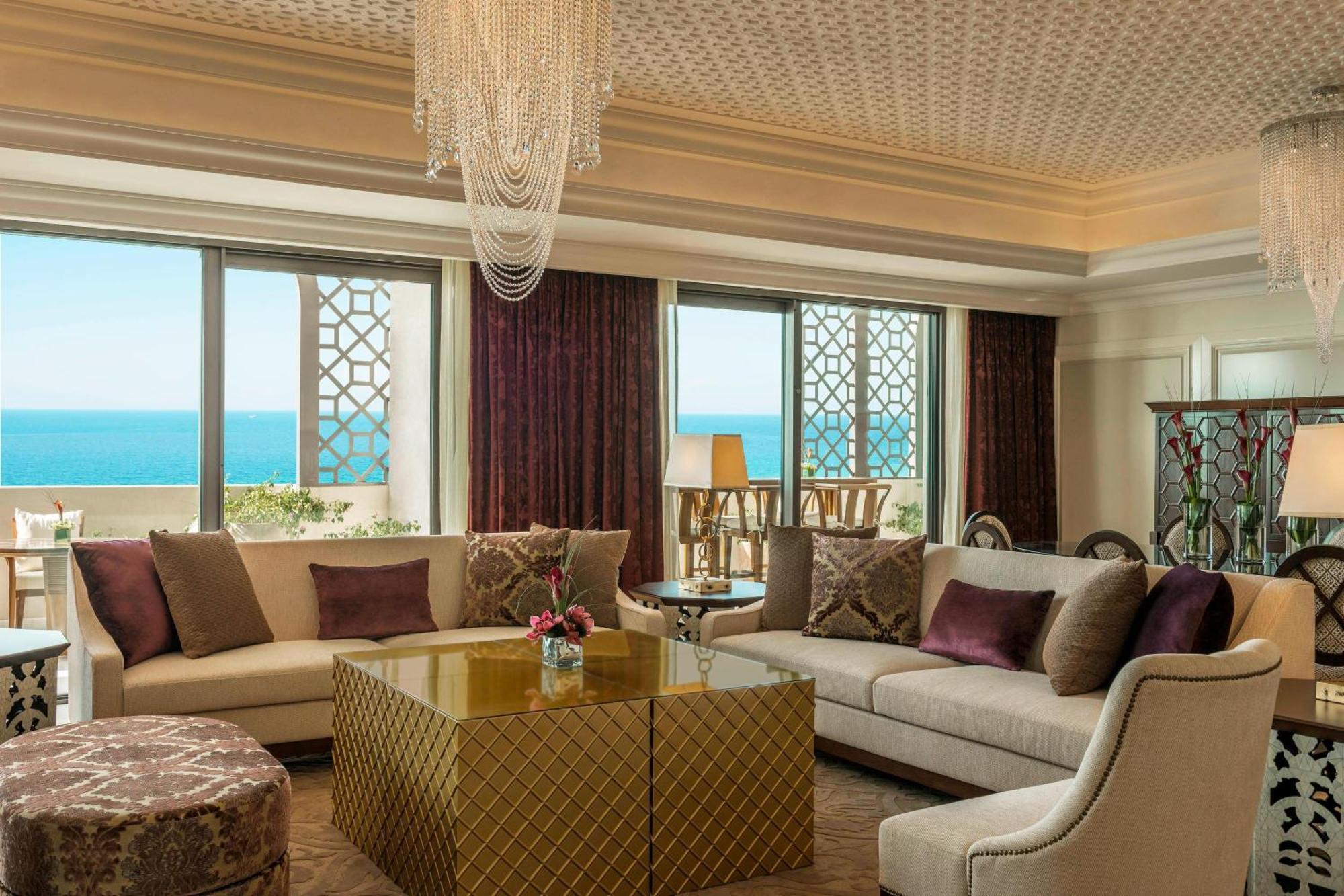 อัจมัน ซารัย อะ ลักชัวรี คอลเลคชั่น รีสอร์ต อัจมัน Hotel อัจมาน ภายนอก รูปภาพ A living room at the Atlantis, The Royal