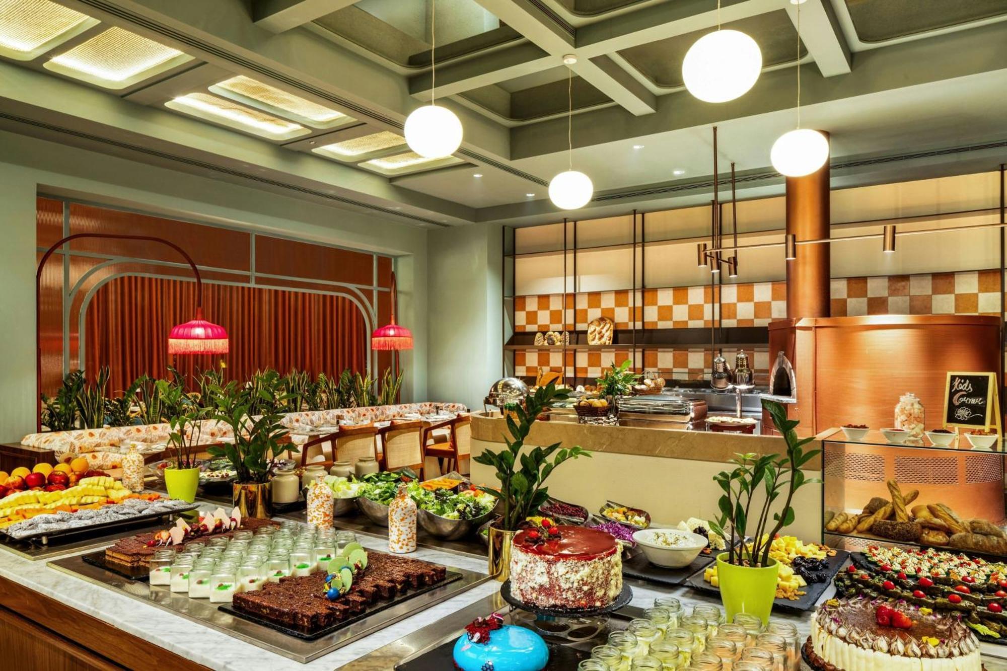 อัจมัน ซารัย อะ ลักชัวรี คอลเลคชั่น รีสอร์ต อัจมัน Hotel อัจมาน ภายนอก รูปภาพ The buffet at the hotel
